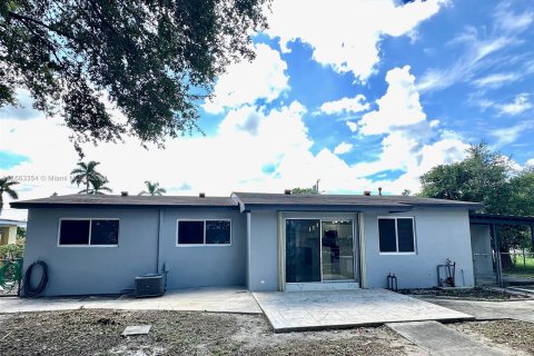 House in Miami Gardens, Florida 3 bedrooms, 135.82 sq.m. № 1372862 - photo 28