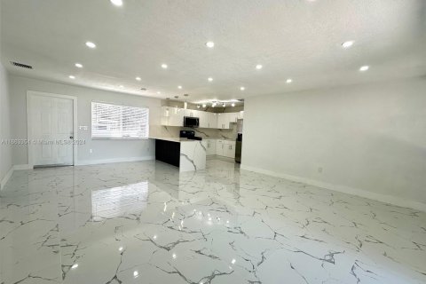 Casa en venta en Miami Gardens, Florida, 3 dormitorios, 135.82 m2 № 1372862 - foto 7