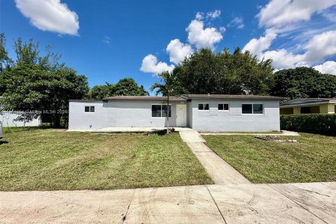 House in Miami Gardens, Florida 3 bedrooms, 135.82 sq.m. № 1372862 - photo 1