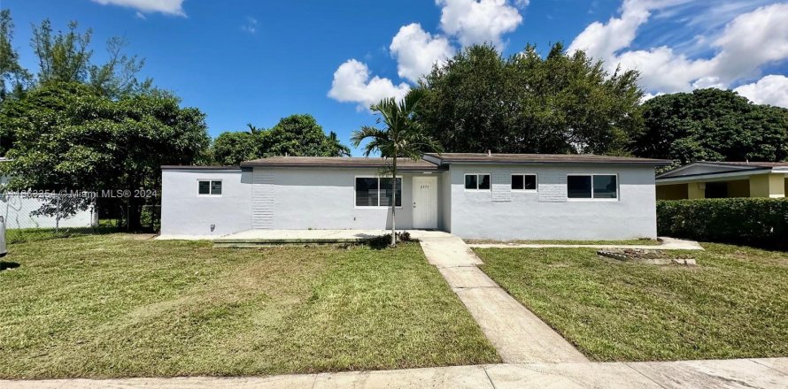 House in Miami Gardens, Florida 3 bedrooms, 135.82 sq.m. № 1372862