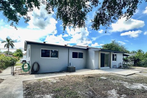 House in Miami Gardens, Florida 3 bedrooms, 135.82 sq.m. № 1372862 - photo 27