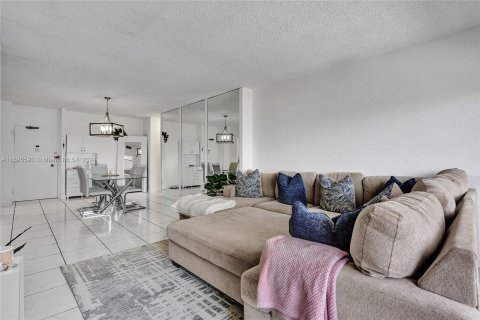 Condominio en venta en Hallandale Beach, Florida, 1 dormitorio, 80.82 m2 № 1188385 - foto 12