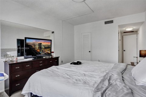Condominio en venta en Hallandale Beach, Florida, 1 dormitorio, 80.82 m2 № 1188385 - foto 18