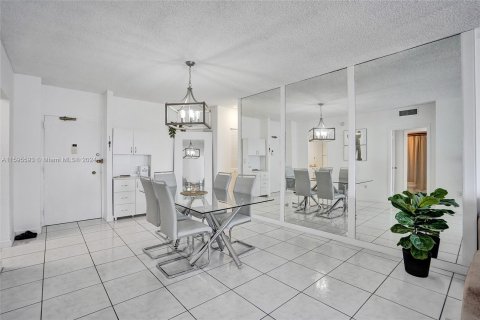 Condominio en venta en Hallandale Beach, Florida, 1 dormitorio, 80.82 m2 № 1188385 - foto 6
