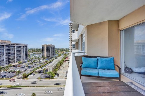 Condominio en venta en Hallandale Beach, Florida, 1 dormitorio, 80.82 m2 № 1188385 - foto 26