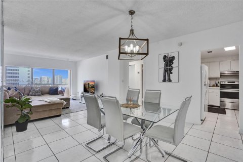 Condominio en venta en Hallandale Beach, Florida, 1 dormitorio, 80.82 m2 № 1188385 - foto 8