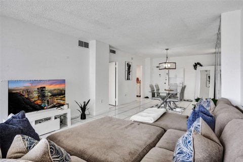 Condominio en venta en Hallandale Beach, Florida, 1 dormitorio, 80.82 m2 № 1188385 - foto 9