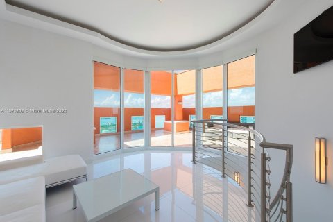 Condominio en alquiler en Miami Beach, Florida, 3 dormitorios, 399.48 m2 № 1138687 - foto 17