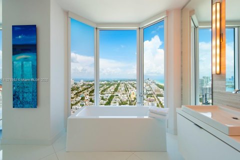 Condominio en alquiler en Miami Beach, Florida, 3 dormitorios, 399.48 m2 № 1138687 - foto 14