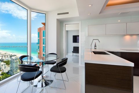 Condominio en alquiler en Miami Beach, Florida, 3 dormitorios, 399.48 m2 № 1138687 - foto 8