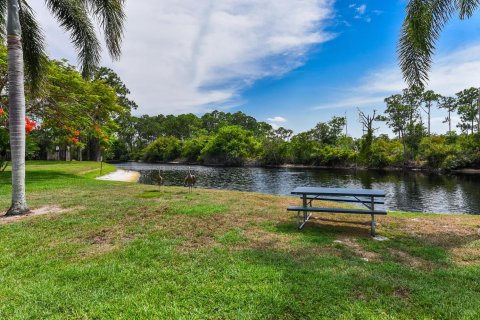 House in Hobe Sound, Florida 3 bedrooms, 124.67 sq.m. № 1221460 - photo 1