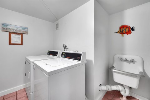 Condo in Hollywood, Florida, 1 bedroom  № 1208122 - photo 7