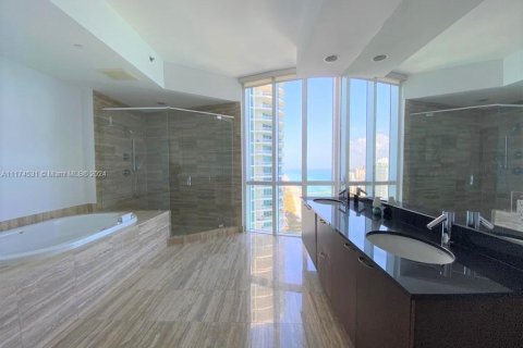 Condo in Sunny Isles Beach, Florida, 3 bedrooms  № 1171493 - photo 11