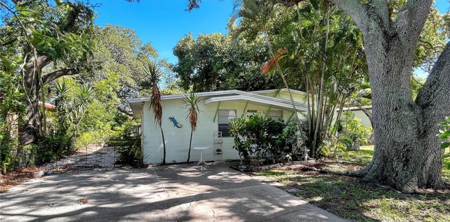 House in Saint Petersburg, Florida 3 bedrooms, 140.56 sq.m. № 1349719