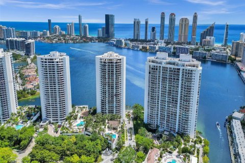 Condominio en venta en Aventura, Florida, 5 dormitorios, 442.21 m2 № 1127381 - foto 12