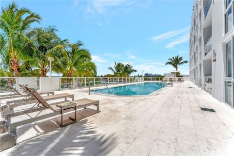 Touwnhouse à vendre à Fort Lauderdale, Floride: 2 chambres, 151.52 m2 № 516593 - photo 3