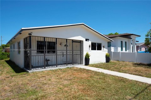 Villa ou maison à vendre à Hallandale Beach, Floride: 3 chambres, 104.24 m2 № 1187871 - photo 19