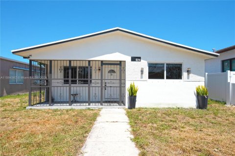 Villa ou maison à vendre à Hallandale Beach, Floride: 3 chambres, 104.24 m2 № 1187871 - photo 1