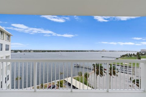 Condo in West Palm Beach, Florida, 2 bedrooms  № 940914 - photo 13