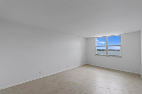 Condo in West Palm Beach, Florida, 2 bedrooms  № 940914 - photo 5