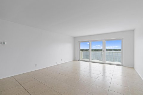 Condo in West Palm Beach, Florida, 2 bedrooms  № 940914 - photo 11