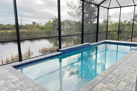 House in Port Charlotte, Florida 4 bedrooms, 209.68 sq.m. № 1004008 - photo 21