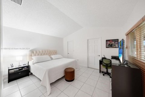 Villa ou maison à vendre à Miami Gardens, Floride: 4 chambres, 153.47 m2 № 1348605 - photo 15