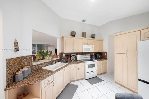 Villa ou maison à vendre à Miami Gardens, Floride: 4 chambres, 153.47 m2 № 1348605 - photo 5