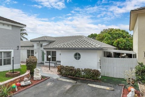 Villa ou maison à vendre à Miami Gardens, Floride: 4 chambres, 153.47 m2 № 1348605 - photo 1