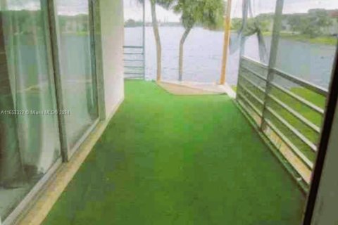 Condo in Miami, Florida, 2 bedrooms  № 1348646 - photo 1