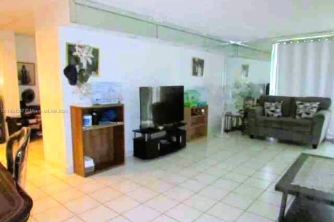 Condo in Miami, Florida, 2 bedrooms  № 1348646 - photo 5