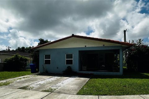 Casa en venta en Miami, Florida, 7 dormitorios, 346.53 m2 № 1348647 - foto 4