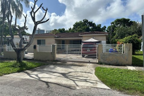 House in Miami, Florida 7 bedrooms, 346.53 sq.m. № 1348647 - photo 8