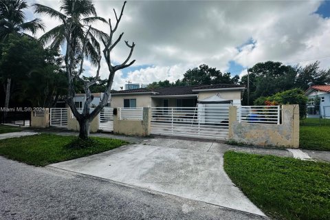 House in Miami, Florida 7 bedrooms, 346.53 sq.m. № 1348647 - photo 7