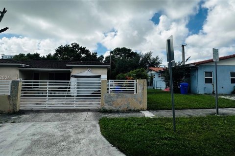 House in Miami, Florida 7 bedrooms, 346.53 sq.m. № 1348647 - photo 9