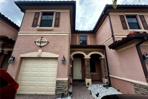 Townhouse in Hialeah, Florida 3 bedrooms, 147.9 sq.m. № 1356701 - photo 2