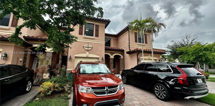 Townhouse in Hialeah, Florida 3 bedrooms, 147.9 sq.m. № 1356701