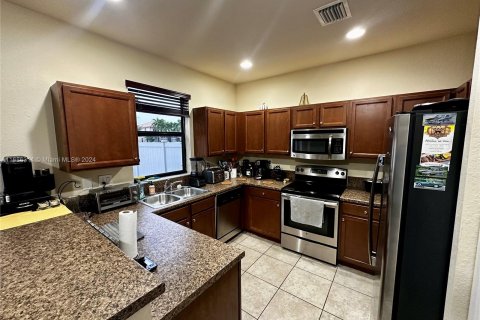 Townhouse in Hialeah, Florida 3 bedrooms, 147.9 sq.m. № 1356701 - photo 6