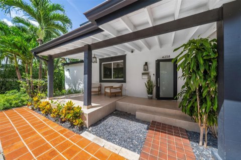 Casa en venta en Miami Beach, Florida, 4 dormitorios, 230.49 m2 № 1356699 - foto 2