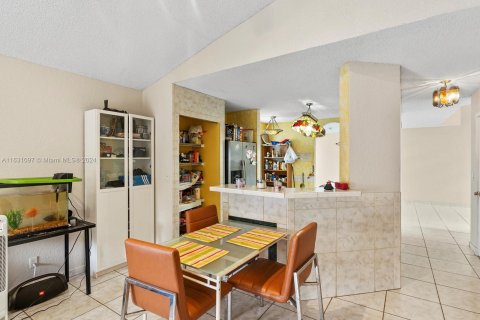 Casa en venta en Pembroke Pines, Florida, 4 dormitorios, 193.52 m2 № 1294682 - foto 13