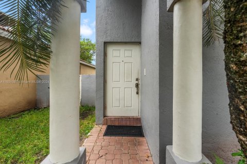 Villa ou maison à vendre à Pembroke Pines, Floride: 4 chambres, 193.52 m2 № 1294682 - photo 4