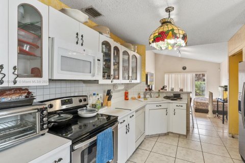 Villa ou maison à vendre à Pembroke Pines, Floride: 4 chambres, 193.52 m2 № 1294682 - photo 10