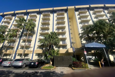 Condo in Miami, Florida, 1 bedroom  № 1272048 - photo 1