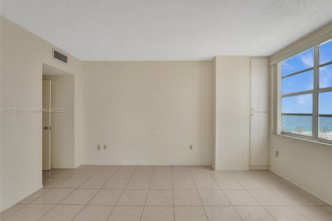 Купить кондоминиум в Халландейл-Бич, Флорида 3 спальни, 165.37м2, № 1127412 - фото 10