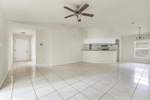 House in Tampa, Florida 4 bedrooms, 146.04 sq.m. № 1415791 - photo 5