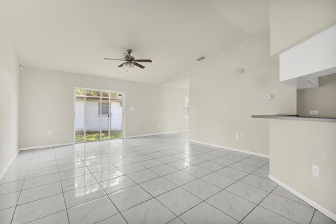 House in Tampa, Florida 4 bedrooms, 146.04 sq.m. № 1415791 - photo 6