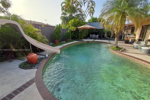 Casa en venta en Miami, Florida, 4 dormitorios, 220.36 m2 № 1415603 - foto 12