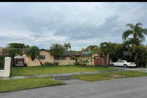 Casa en venta en Miami, Florida, 4 dormitorios, 220.36 m2 № 1415603 - foto 5