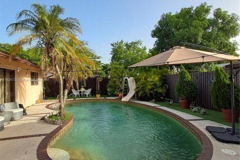 Casa en venta en Miami, Florida, 4 dormitorios, 220.36 m2 № 1415603 - foto 11