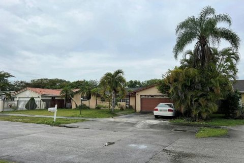 Casa en venta en Miami, Florida, 4 dormitorios, 220.36 m2 № 1415603 - foto 3